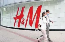  ?? P. MONGE ?? Peatones pasan por delante de un escaparate de H&M en Madrid.