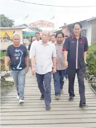  ??  ?? RAZAK bersama rombongan melawat kampung nelayan di Semporna.