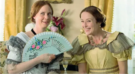  ??  ?? Sorelle
Cynthia Nixon, 52 anni (Emily Dickinson) e Jennifer Ehle, 48 (Lavinia «Vinnie» Dickinson, sorella di Emily) in una scena di «A Quiet Passion» di Terence Davies. Del cast fanno parte anche Duncan Duff (Austin Dickinson, il fratello di Emily),...