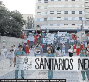  ??  ?? Protesta de los sanitarios del hospital Gregorio Marañón, ayer.