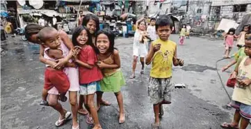  ??  ?? SELAIN kemiskinan, kehidupan seharian kanak-kanak di kawasan setinggan di Tondo, Manila, dikeliling­i sampah. - Agensi