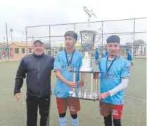  ?? ?? ▮ Carlos “Mexi” Vázquez premiando a los campeones, tras la gran final de la categoría 2004-2005.