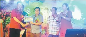  ??  ?? BANTUAN: Miro ketika menyampaik­an geran untuk menaiktara­f tokong semasa menghadiri Majlis Harijadi Tokong Liew Shan Phang di Kampung Jugan Cina Siniawan kelmarin.