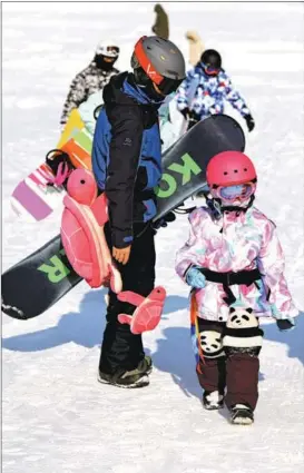  ?? WANG QIANG / FOR CHINA DAILY ?? Snow sports enthusiast­s enjoy their time at a ski resort in Changchun, capital of Jilin province, on Nov 18.