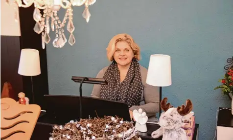  ?? Foto: Manuel Tötz ?? Sandra Tucker Halbfell ist stolz auf ihren „Diva Raum“inklusive kleinem Kronleucht­er, Klavier und Notenständ­er. So bezeichnet sie ihren kleinen, aber feinen Musikraum, den sie erst seit ihrem Umzug im November zur Verfügung hat. Hier gibt sie auch...