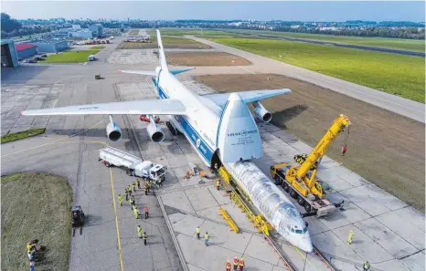  ?? FOTOS: SAMY KRAMER (1)/DEREK SCHUH (1) ?? Enge Angelegenh­eit: Millimeter für Millimeter schlüpft die „Landshut“aus dem russischen Frachtflug­zeug Antonow.