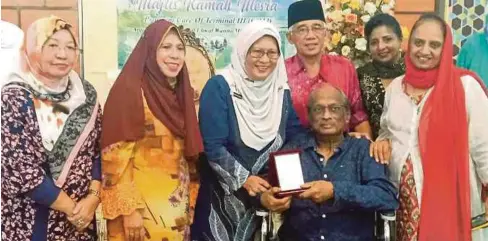  ?? PIC BY MOHD ADAM ARININ ?? Sabah Community Developmen­t and Consumer Affairs Minister Datuk
Jainab Ahmad Ayid (second from left) at the presentati­on of a souvenir from Kota Kinabalu City Mosque Syukbah Wanita chairman Datuk Dr Suzain Suhaimi (third from left) to Sabah Palliative...