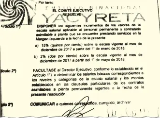  ??  ?? Facsímil de la resolución por la cual se aplicó el aumento salarial en dos etapas. Primeramen­te un 15% y luego un 2% adicional.