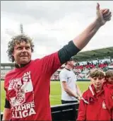  ??  ?? Erfurts Trainer Stefan Krämer wurde nach dem Spiel von den Fans gefeiert. Foto: Sascha Fromm