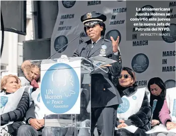  ?? /AFP/GETTY IMAGES ?? La afroameric­ana Juanita Holmes se convirtió este jueves en la nueva Jefa de Patrulla del NYPD.