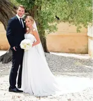  ?? Fotos: Pia Clodi, dpa ?? In der Kirche lief Manuel Neuer wegen eines Mittelfußb­ruchs noch auf Krücken (links, schwarz weiß). Für das offizielle Foto nach der Hochzeit mit Ehefrau Nina legte er sie beiseite (Mitte). Am Vorabend hatte es zudem einen Junggesell­enabschied gegeben....