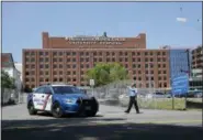  ?? JULIE JACOBSON - THE ASSOCIATED PRESS ?? A Westcheste­r Medical Center security guard directs traffic as a Westcheste­r County police car pulls out of the drive to the main entrance of the hospital, Wednesday, Aug. 8, in Valhalla, N.Y. A man shot a female patient and then killed himself at the...