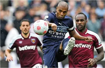  ?? ?? Manchester City's Fernandinh­o controls the ball infront of West Ham United's Michail Antonio on Sunday (AFP)