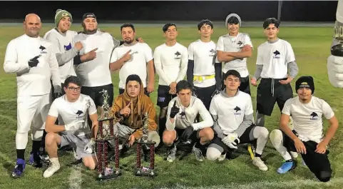  ??  ?? EL Equipo LoBoS, campeón de la división de adultos de la LIga de Futbol Bandera de San Luis.