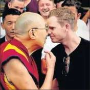  ?? PTI ?? The Dalai Lama and Australia skipper Steven Smith rub noses in traditiona­l greeting before the Tibetan spiritual leader gave his blessings to the visiting side in Dharamsala on Friday.