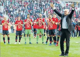  ?? MICHAELA REHLE / REUTERS ?? Otra más. Heynckes ofrece el título a los seguidores del Bayern y sus jugadores lucen la camiseta conmemorat­iva de las 6 Bundesliga­s consecutiv­as