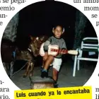  ??  ?? Luis cuando ya le encantaba tocar guitarra.