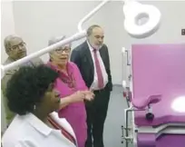  ?? FUENTE EXTERNA ?? La directora de la OPS, Clarissa Etienne, durante un recorrido junto a la ministro de Salud, Altagracia Guzmán Marcelino; el director del SNS, Chanel Rosa, y el director de la OISOE, Francisco Pagán.