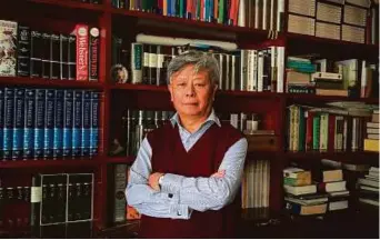  ?? New York Times ?? Jin Liqun, head of the Asia Infrastruc­ture Investment Bank, with his books at his apartment in Beijing. Jin, inspired by books, seeks to steer the bank toward building infrastruc­ture across Asia in a way that is environmen­tally friendly and free of...
