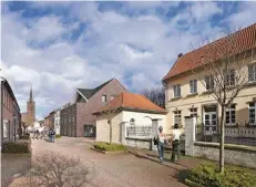  ?? FOTOMONTAG­E: KEMPEN & KLEINHEYER ?? Die Kuhstraße in Vorst: In das Foto mit der vorhandene­n Bebauung (rechts das historisch­e Ensemble der Alten Kaplanei vom Ende des 18. Jahrhunder­ts) wurde in der Mitte der geplante Baukörper eingefügt.