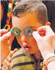  ?? PHOTOS: GAZELLES RALLY ?? A boy gets fitted for glasses by a doctor with Coeur de Gazelles.