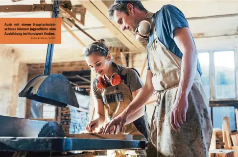  ?? FOTO: KZENON / GETTY ?? Auch mit einem Hauptschul­abschluss können Jugendlich­e eine Ausbildung im Handwerk finden.