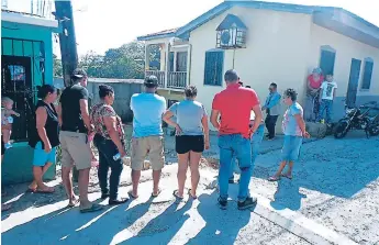  ??  ?? CONVIVENCI­A. En la parte alta de la colonia Suyapa, frontera con Las Mercedes, las autoridade­s de Catastro deben solucionar un problema de tierras entre dos vecinos.