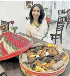  ?? FOTO: DIRK TENBROCK ?? Yeshi Habesha hat dem neuen äthiopisch­en Restaurant in Saarburg ihren Namen gegeben. Sie kocht selbst und präsentier­t ihre Spezialitä­ten in traditione­ller Tracht.