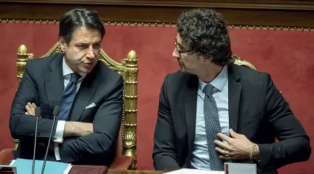  ??  ?? ImpasseIl premier Giuseppe Conte e il ministro delle Infrastrut­ture Danilo Toninelli stanno mediando con la Lega sulle opere da «sbloccare»