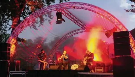  ?? Foto: Gutmann ?? Musik jenseits des Mainstream gab es beim „Wohlklang Festival“auf der Mindelburg. Unser Bild zeigt „Stepfather Fred and Friends“.