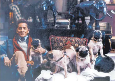  ?? FOTO: EPA/ANSA/DPA ?? Der italienisc­he Designer Valentino Garavani mit seinen Mops-hunden in seinem Atelier (undatierte Aufnahme). Am Mittwoch feiert der Modeschöpf­er seinen 90. Geburtstag.