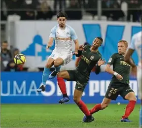  ??  ?? Tielemans, à la lutte avec Samson, a égalisé pour Monaco dimanche.