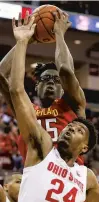  ?? TYLER SCHANK/TNS ?? Maryland’s Jalen Smith grabs a rebound over Ohio State’s Andre Wesson.