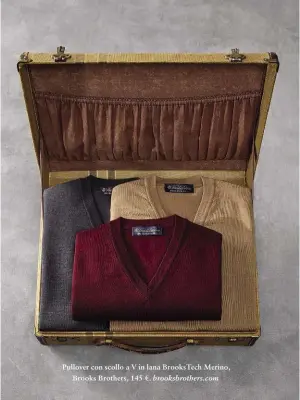  ??  ?? Pullover con scollo a V in lana Brookstech Merino, Brooks Brothers, 145 €. brooksbrot­hers.com