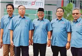 ??  ?? Ismail Sabri (dua dari kiri) bersama Ahmad Nazlan (tengah) dan Ketua Pegawai Eksekutif KPTM, Prof Datuk Dr Sabarudin Mohd (kanan) di bangunan Akademi Keusahawan­an KPTM, Bera.