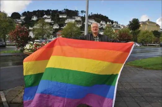  ?? FOTO: KARL BIRGER Saelør ?? Jan Skoland fotografer­t i Farsund med et av de stjålne regnbuefla­ggene.