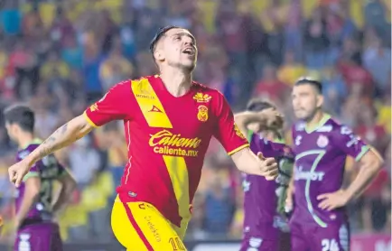  ??  ?? Los Monarcas se dedicaron a sobrelleva­r el partido, ante un rival que intentó, pero no generó opciones de gol.