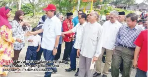  ??  ?? MUSA dan Juslie bersalaman dengan masyarakat kampung dalam satu program di Parlimen Libaran.