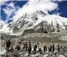  ??  ?? Der Mount Everest lockt viele Bergsteige­r an. Foto: dpa