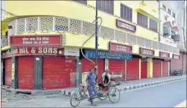  ?? SAMEER SEHGAL/HT ?? Closed shops during the weekend lockdown imposed to curb the spread of coronaviru­s, in Amritsar on Sunday.
