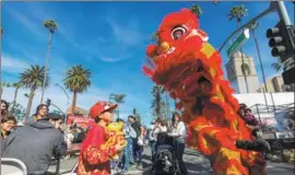  ?? PROVIDED TO CHINA DAILY ?? dance performer during a new year parade in Los Angeles on Jan 27.
Right: A child holding a lion toy interacts with a Chinese lion