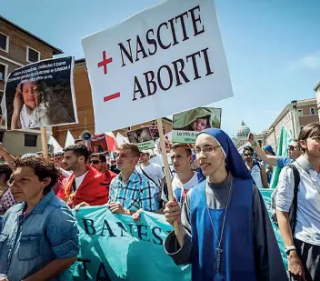  ?? ?? Scontro
A sinistra: una sfilata a difesa della legge 194 che garantisce il diritto all’interruzio­ne di gravidanza. A destra: una manifestaz­ione contro l’aborto. In Alto Adige, dove quasi il90% dei medici si dichiara obiettore, la questione si fa sempre più scottante