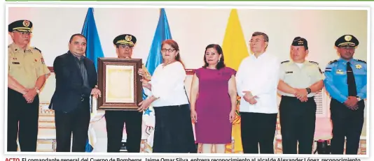  ??  ?? ACTO. El comandante general del Cuerpo de Bomberos, Jaime Omar Silva, entrega reconocimi­ento al alcalde Alexander López, reconocimi­ento que fue recibido por su madre, Lidia Orellana, y su hermano Leonel López. Leticia Serrano y ángel Ramírez