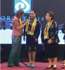  ??  ?? SI Davao President Luz Acosta-Barrientos receives an award