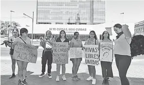  ?? AURELIO MAGAÑA ?? Un grupo de jóvenes protestaro­n en la explanada de Rectoría de la UdeG.