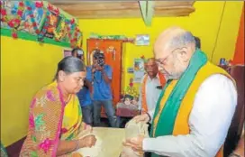  ?? PTI PHOTO ?? BJP national president Amit Shah joins the party's statewide doortodoor campaign ‘Mushti Dhanya Sangrah Abhiyana’ in Chinnenaha­lli village of Srirangapa­tna, Mandya, on Saturday.