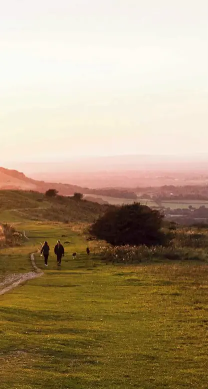  ??  ?? LEFT: SUNSET OVER DITCHLING BEACON ON THE SOUTH DOWNS