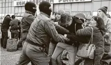  ?? TUT.BY/ Getty Images ?? Law enforcemen­t officers detain participan­ts at a rally to support Kolesnikov­a in Minsk.