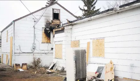  ?? PHOTOS: KAYLE NEIS ?? Fire damage can be seen at a boarded-up house on Avenue F South on Saturday. No one was injured in the overnight blaze.