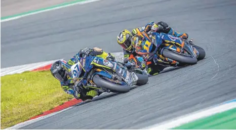  ?? FOTO: PRIVAT ?? Rad-an-Rad-Kämpfe gibt es beim IDM-Rennen in Assen. Am Ende springt für Dominik Blersch (hinten) im ersten Rennen Platz zwei raus, im zweiten Rennen stürzt er und bleibt ohne Punkte.